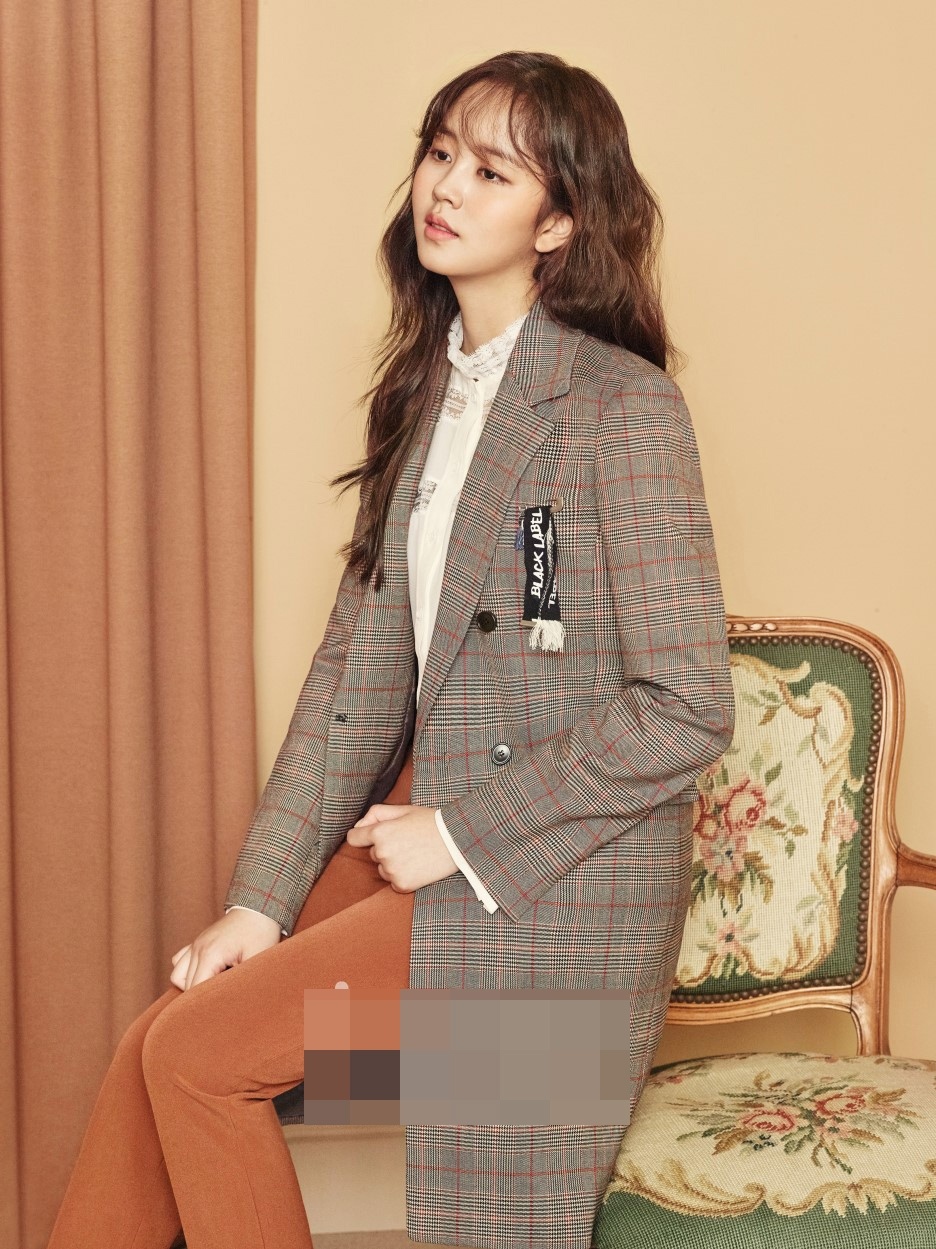 少女已长大!18岁金所炫拍写真 穿高跟鞋演绎干练ol风