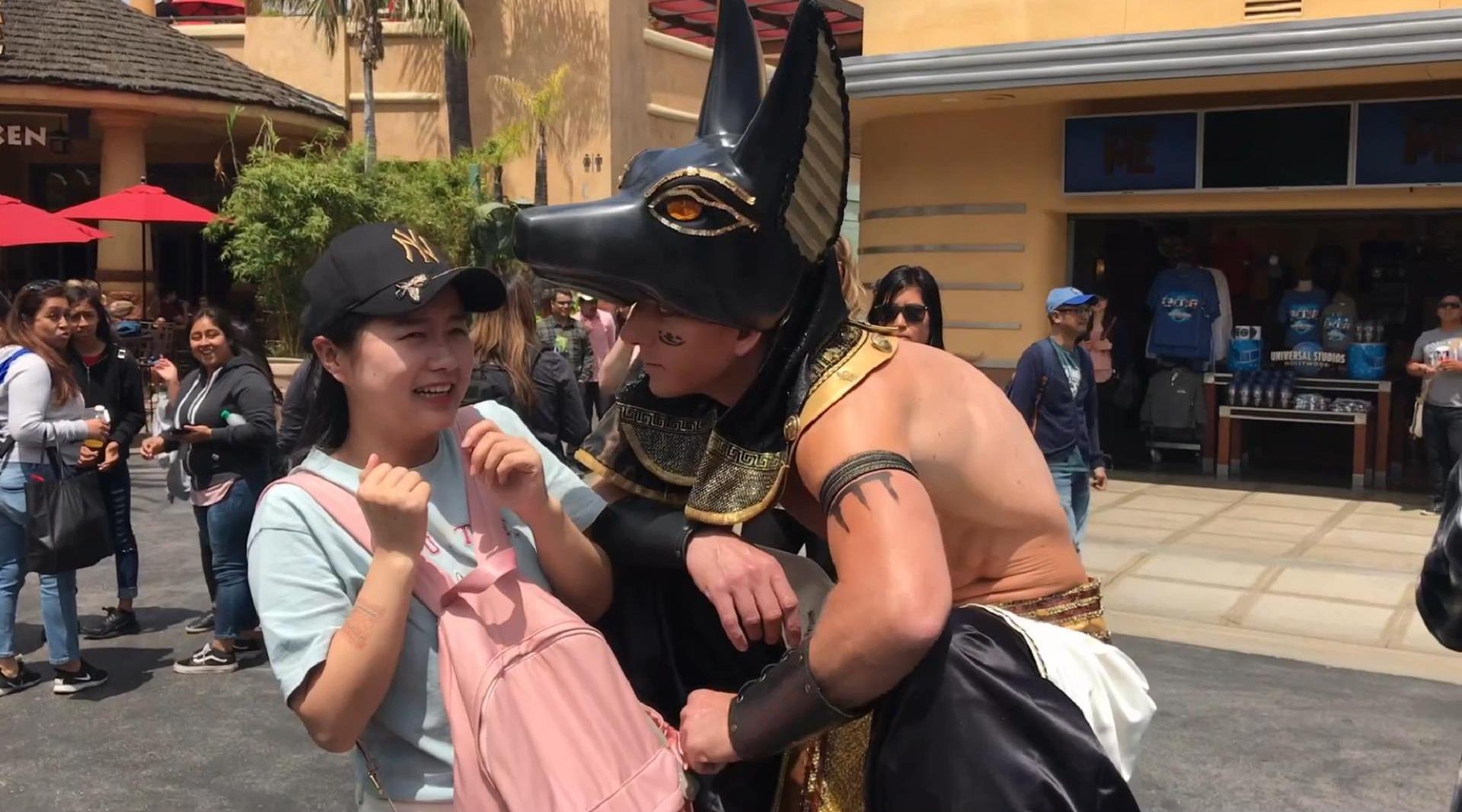 副驾驶钱贝跟着西瓜视频团队去美国,在环球影城玩一整天,太嗨了 西瓜