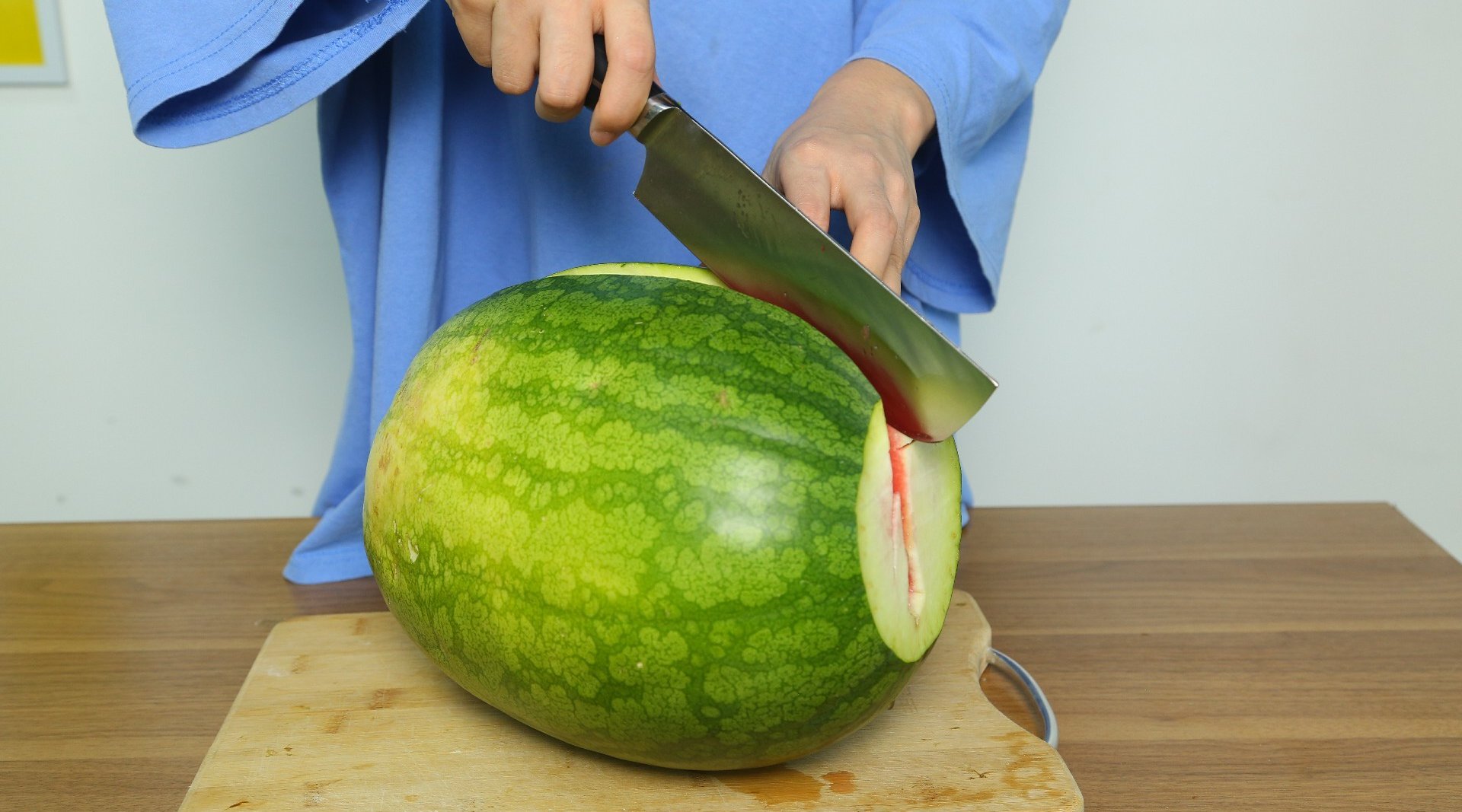 切西瓜也是有方法的,这样切不流汁,不脏手,吃起来更方便