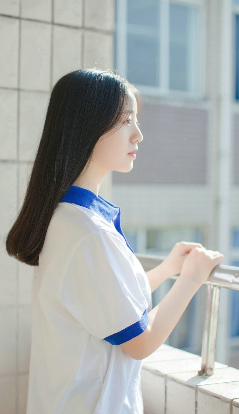 校服氧气养眼妹子阳光下明媚动人写真