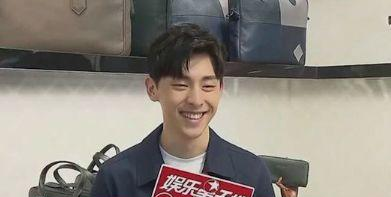 邓伦的绅士手是出了名的,遇到了她之后画风突变闲不下来了!