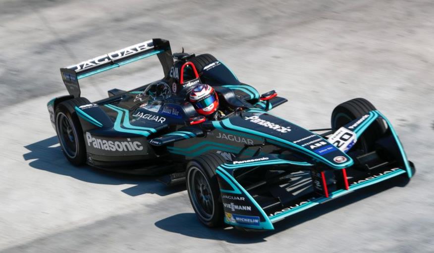 回到第四赛季formulae比赛现场,捷豹车队车手nelsonpiquetjr及mitch