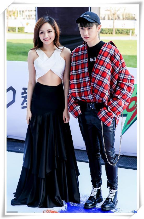 刘惜君真是胆大!小背心只遮住重点,网友:这样穿想不红都难!