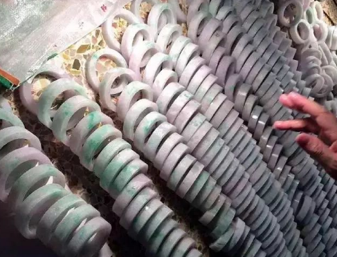 收购的一坨重300多公斤的巨型翡翠原石,本来这样坨稀有的玉石可以有