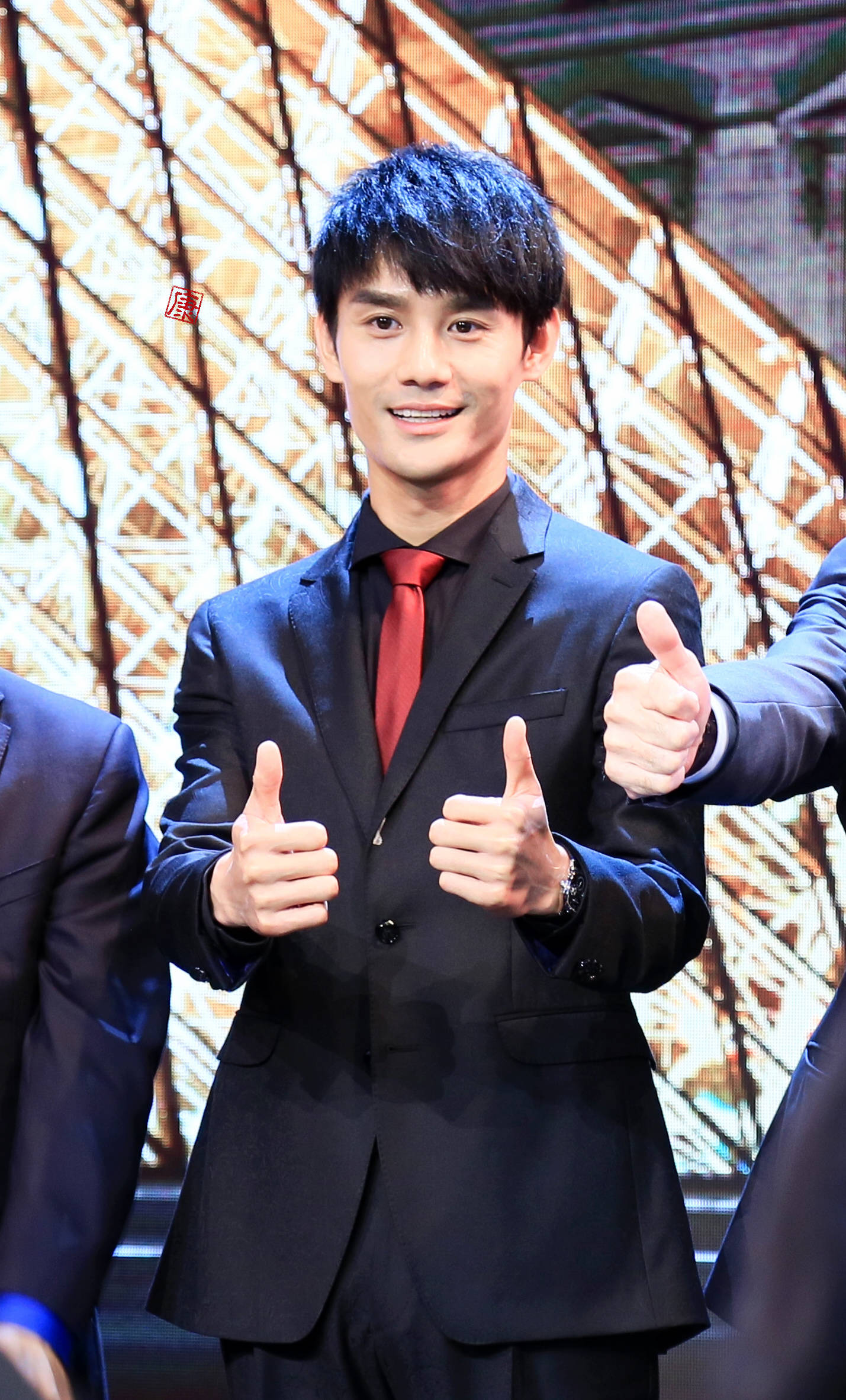 北京出席车展品牌活动,黑色西装搭配红色领带