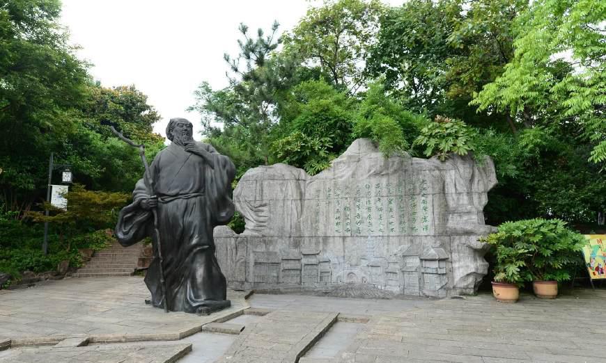 东坡公园,又名舣舟亭,地处常州市区东部,原名东郊公园,是名胜古迹与