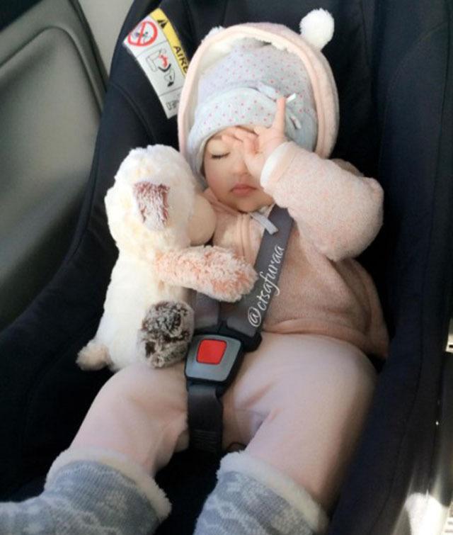 逆天的大眼睛和长睫毛,这个萌到犯规的混血宝贝看一眼啥都治愈了