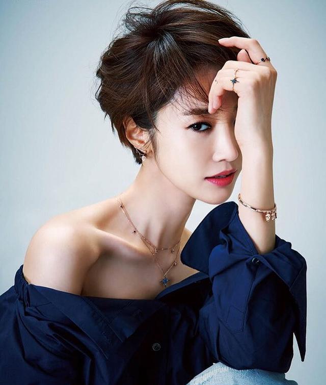 这才是真正的兼具了女性的柔美知性与男性的硬朗阳刚