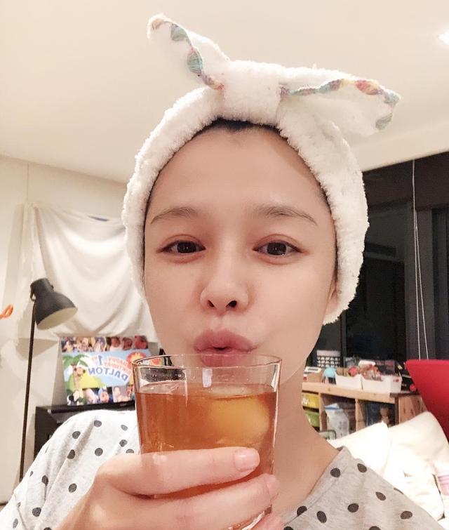 43岁徐若瑄素颜照公开,少女美肤吓倒网友