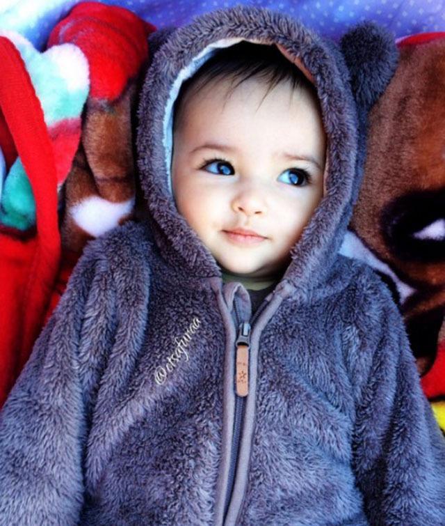 逆天的大眼睛和长睫毛,这个萌到犯规的混血宝贝看一眼啥都治愈了