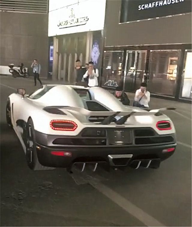 上海偶遇2600万柯尼塞格,看到车主那一刻,网友直呼:家里有矿!