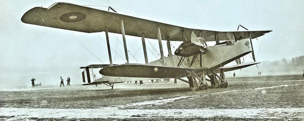 100年前美国引进英国技术 组装的第一架重型轰炸机试飞