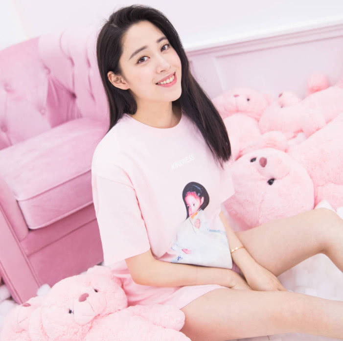 22岁的欧阳妮妮竟把18岁的妹妹穿身上这双腿不输超模