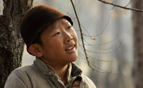 他32岁还在当童星,常在片场受到歧视,今却娶了个貌美校花娇妻