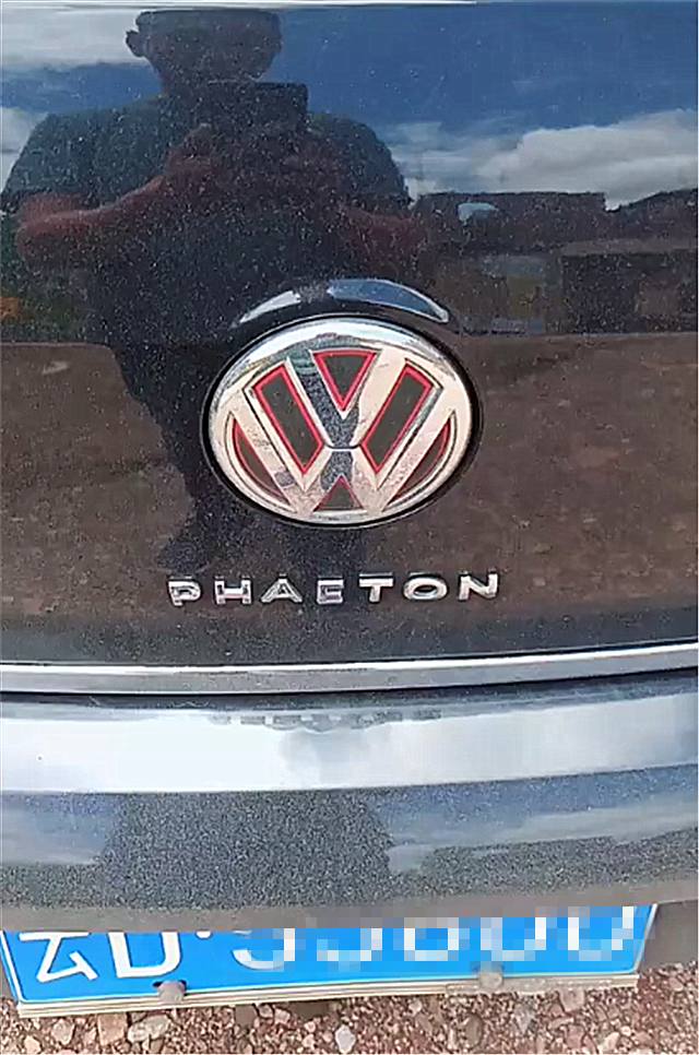 20万买大众迈腾,车主立马在车标下贴字母,但亮点却在后车窗上!