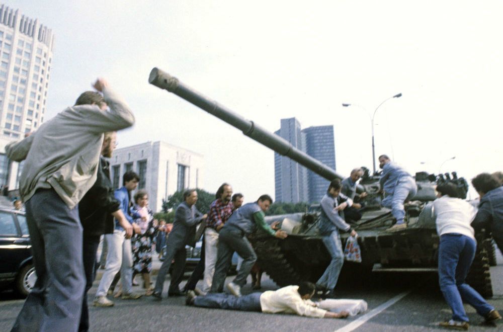 对于当时的叶利钦而言,即便是已经发布了逮捕政变者的命令,他心中依然