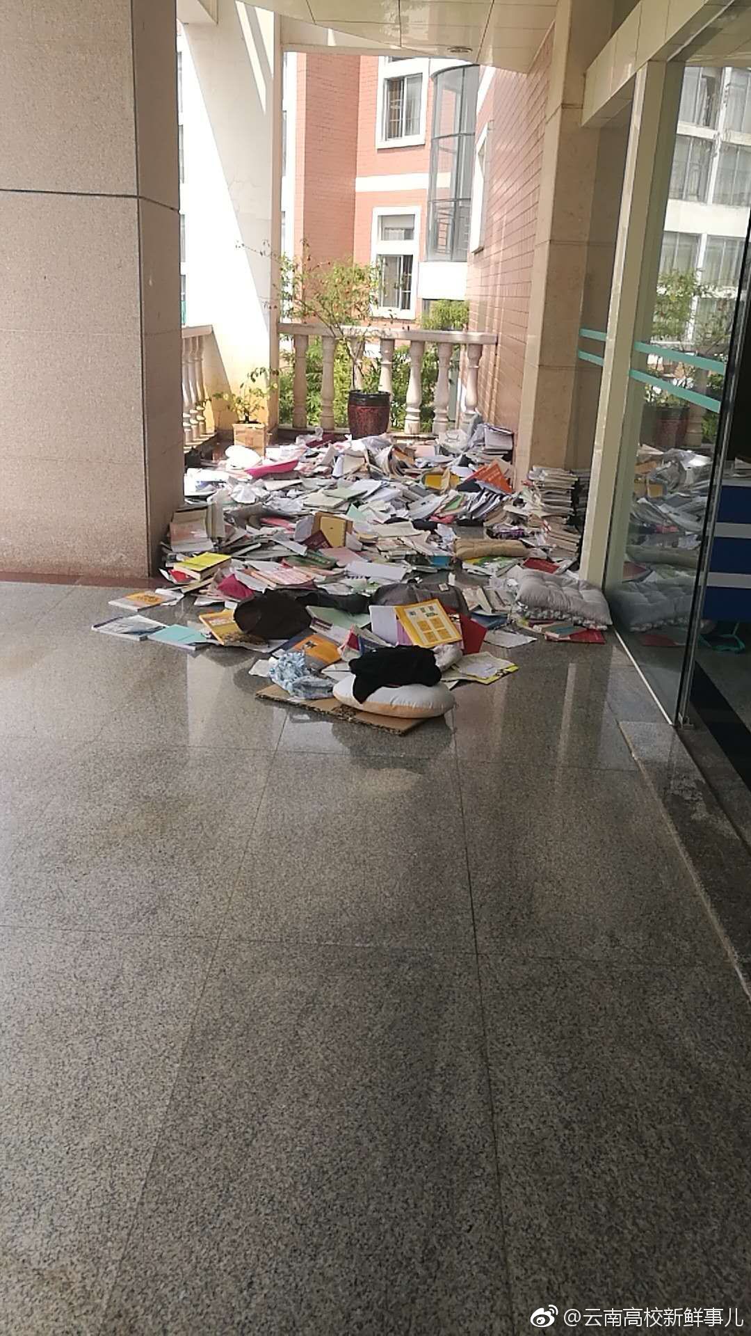 昆明一高校学生占座被图书馆管理员扔书