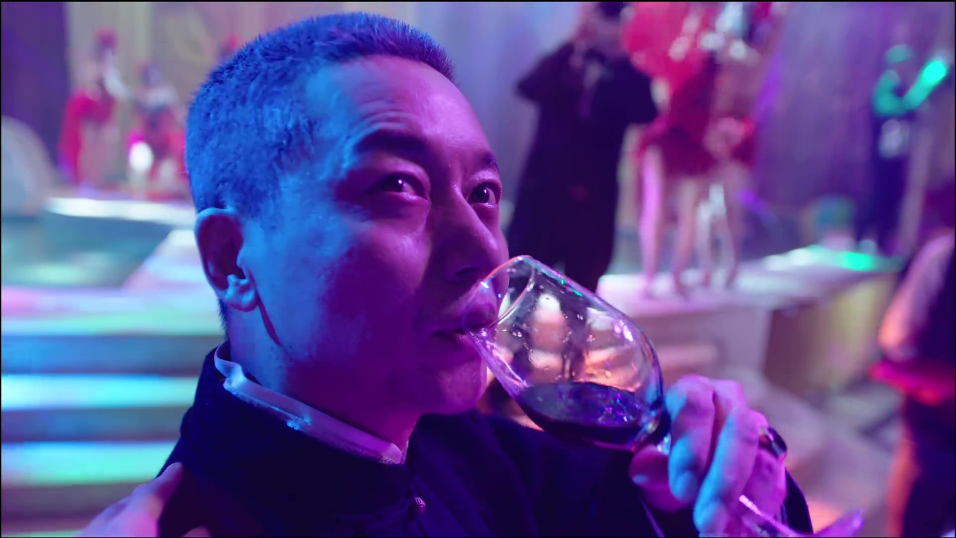 刘奕君的亮相还是满意的他的白发造型我觉得相当不错