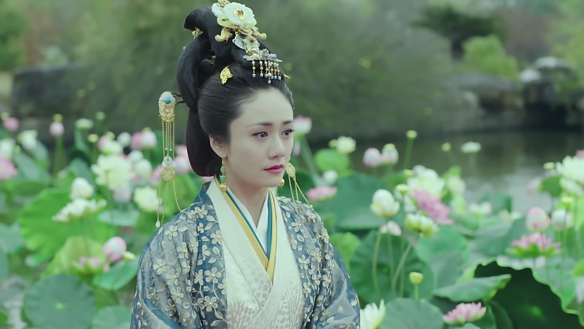 荷花池边的古装女子,孟丽君淡雅,莫愁女唯美,赵灵儿经典