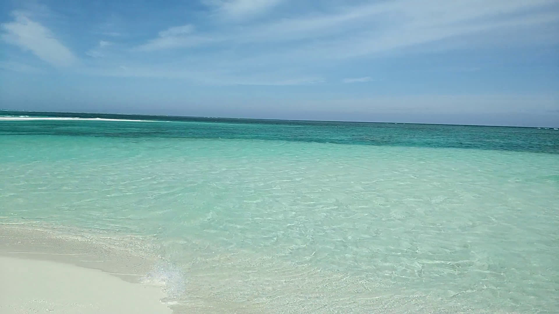 沙滩白的晃眼,海水清澈见底