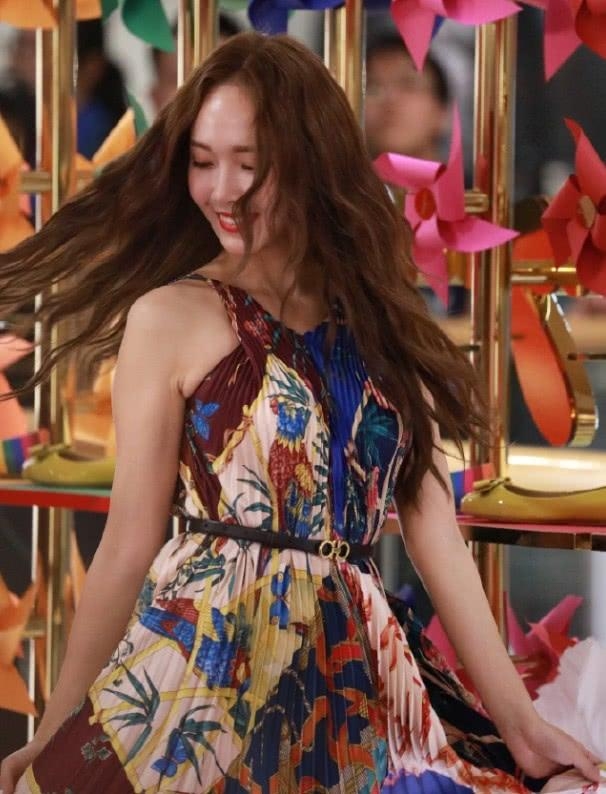 对郑秀晶失望了吗看看29岁的郑秀妍穿大妈裙性感时尚