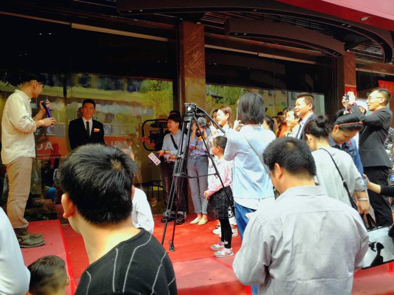 皇家风水大师廖国熙godsl新品发布遇上活泼粉丝