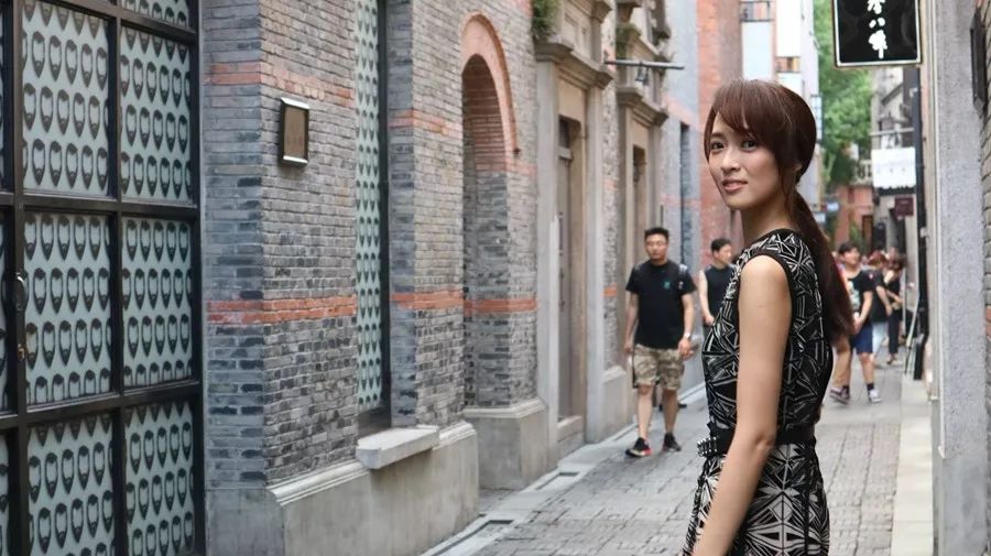 突围《相声有新人》八强 姬天语不仅相声精彩 还走了一场旗袍秀