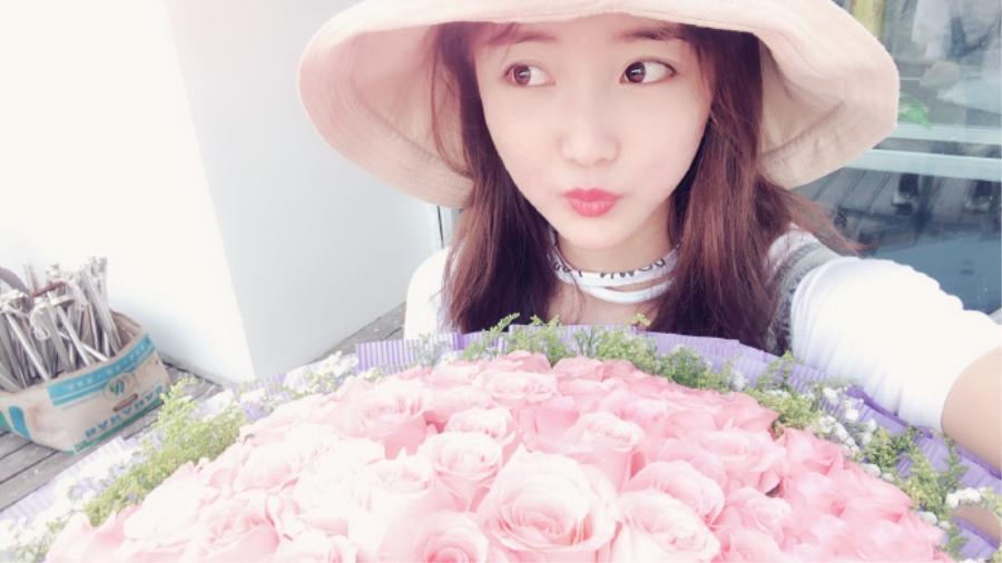 阿哲前女徒剧组低调庆生如今两人均已远离直播能否冰释前嫌