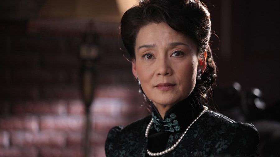 奶奶辈的潘虹许娣早已年老色衰而她们俩凭满脸的玻尿酸依然装嫩