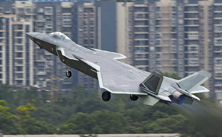 空军歼20战机身着割裂迷彩涂装