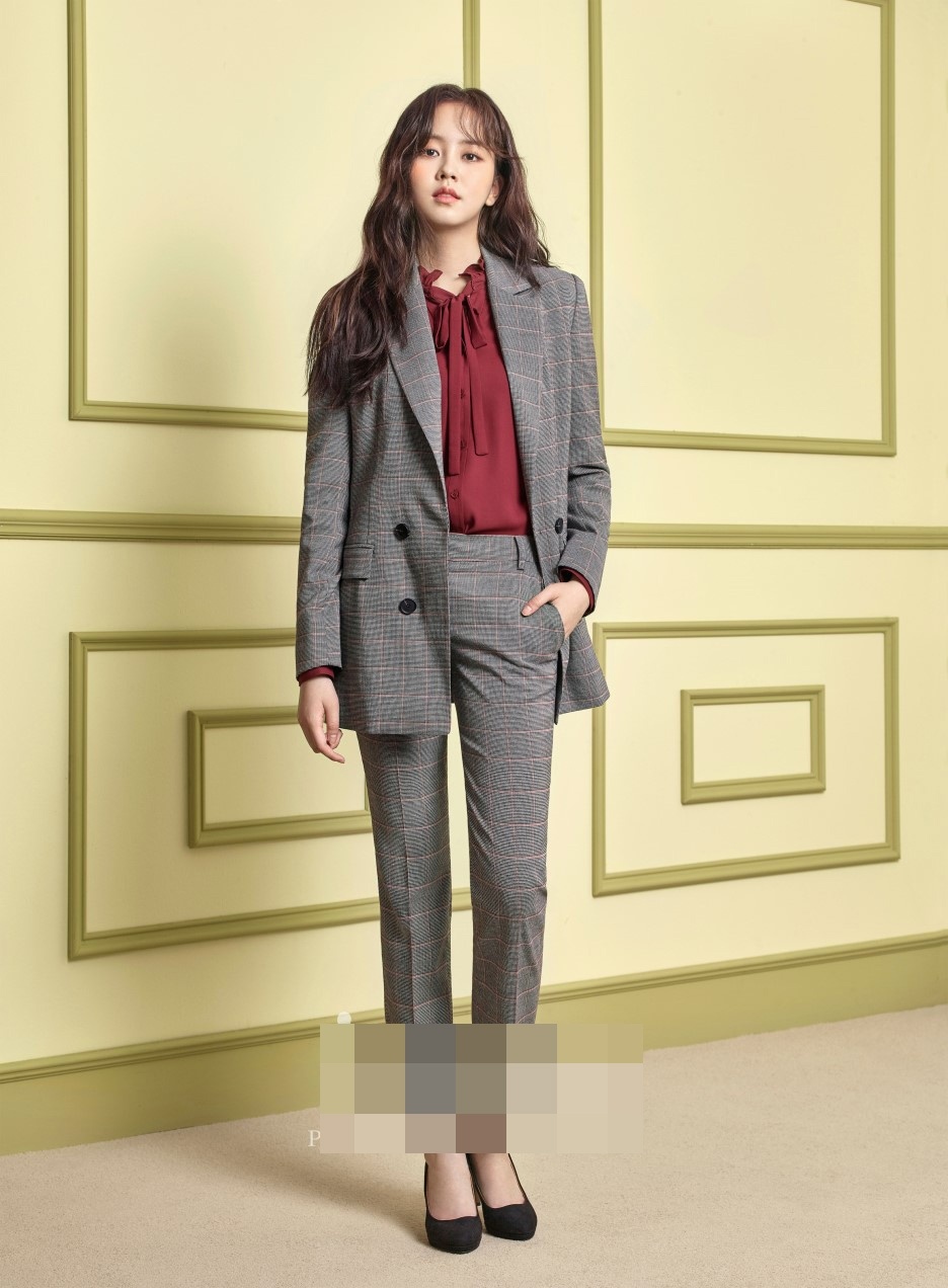 少女已长大18岁金所炫拍写真穿高跟鞋演绎干练ol风