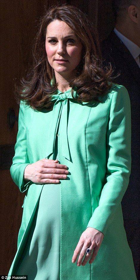 凯特王妃捂着孕肚参加活动,绿色连衣裙点缀蝴蝶结,凯特王妃真美