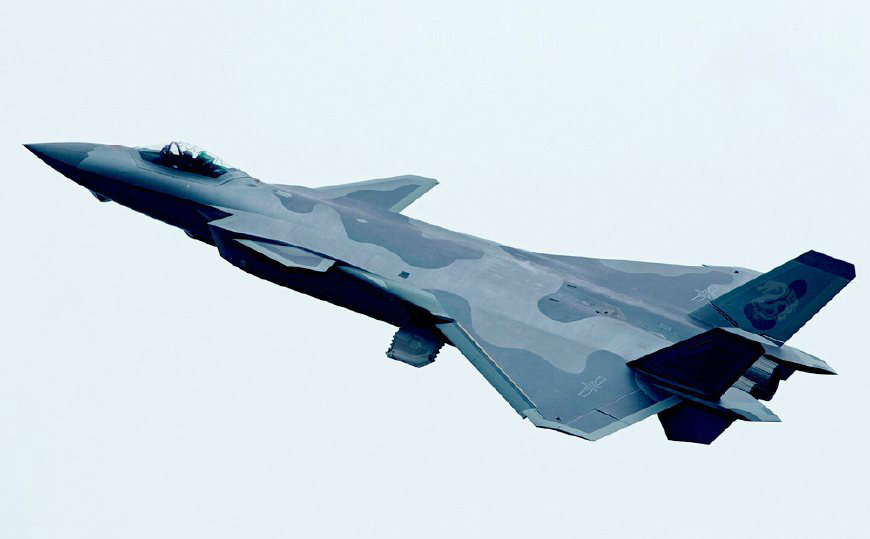 空军歼20战机身着割裂迷彩涂装