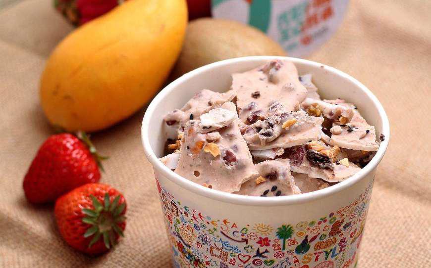 自制炒酸奶,任意搭配水果,清脆可口,你还会到外面吃吗