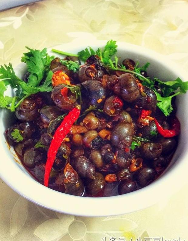 煮螺水(沉淀过滤后的)倒入锅中,水量以淹平螺面为好,煮开锅后,转中小