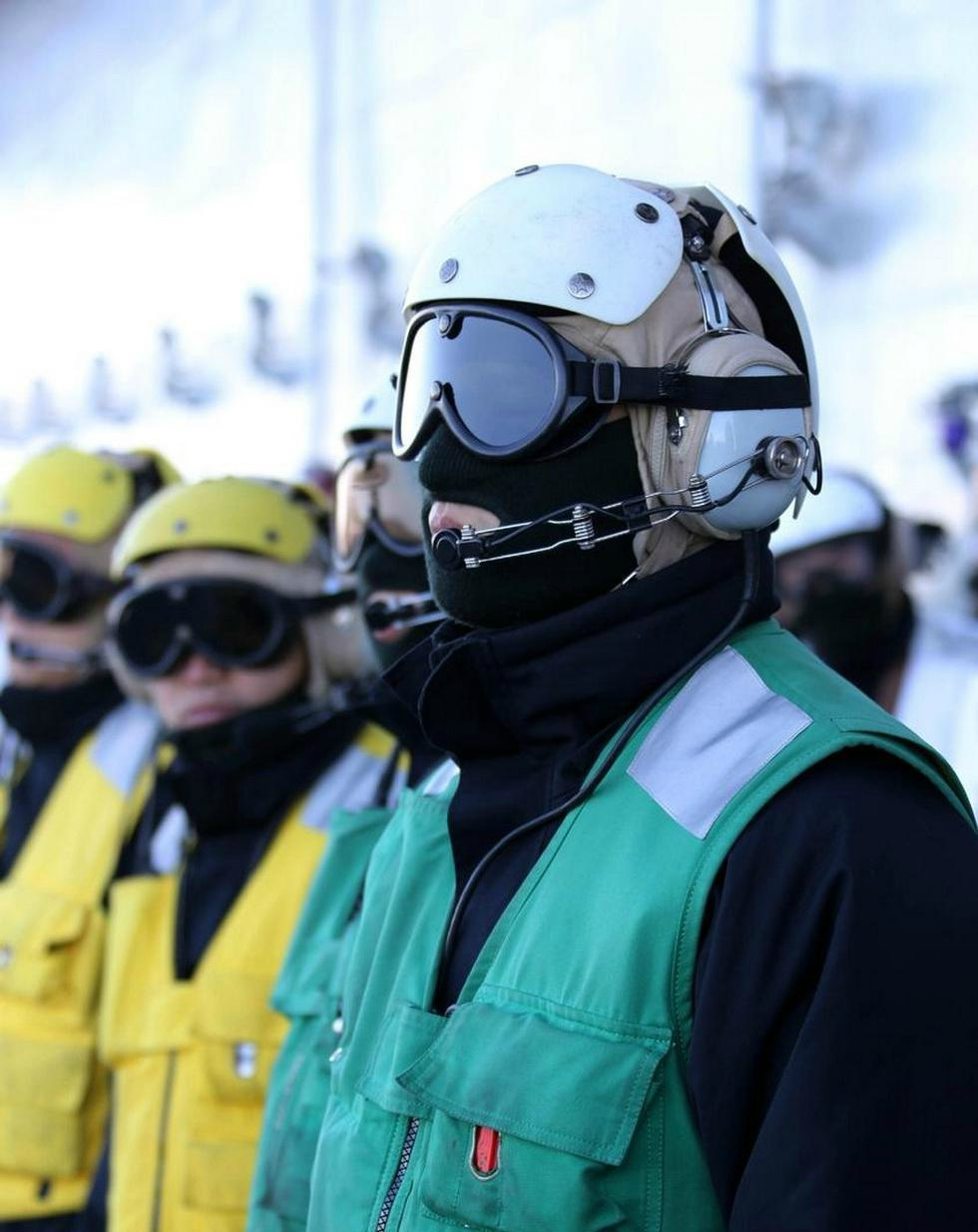 保障中国航母战力,中国航母地勤剪影