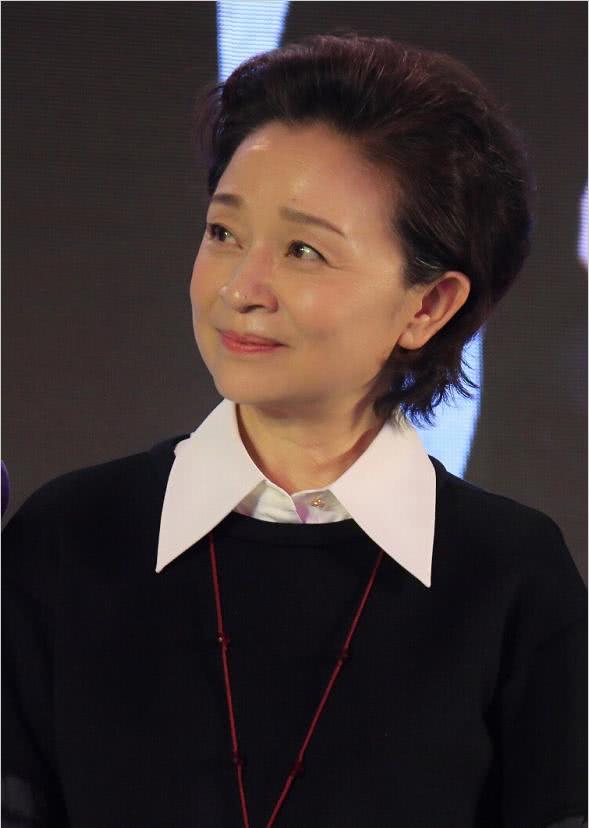 60岁老戏骨刘莉莉近照集典雅大气于一身与老公合影超幸福