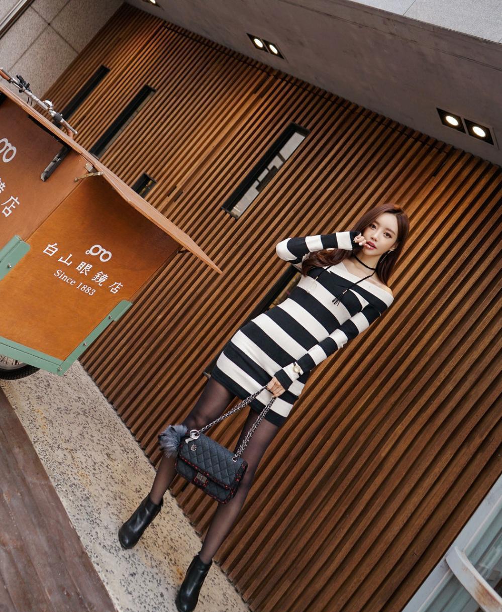 黑白条纹连衣裙, 露肩设计, 搭配黑色丝袜, 街头随拍
