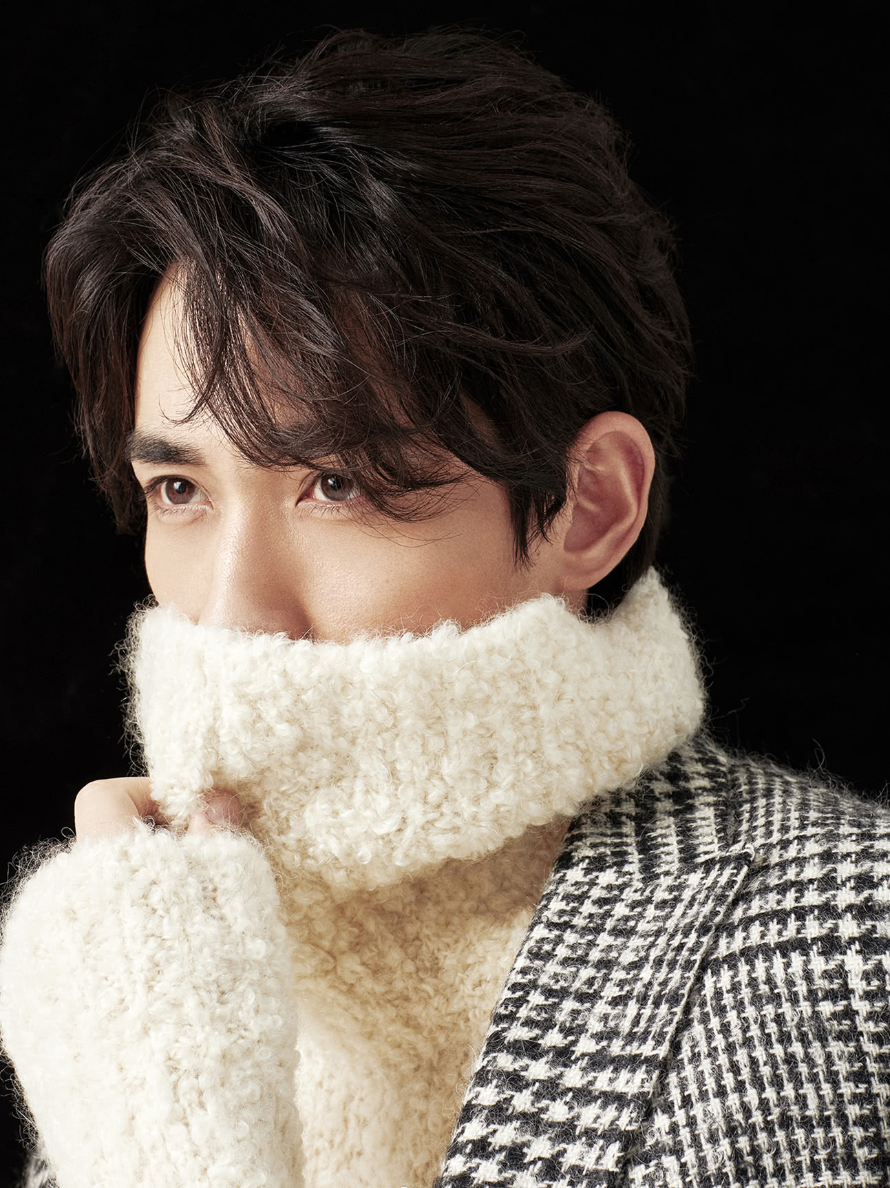 朱一龙真会玩,穿白毛衣配牛仔裤,真看不出来有30岁!