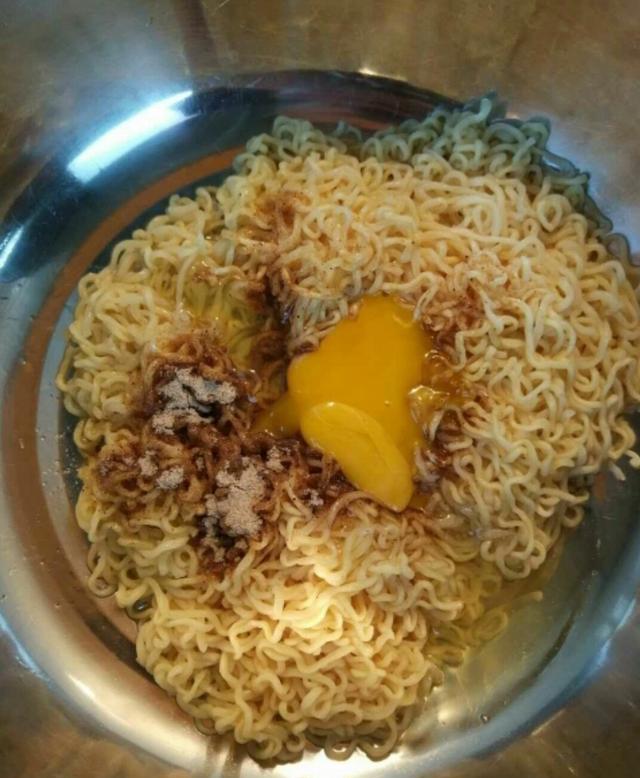 方便面鸡蛋饼做成这样饼比薯条还好吃
