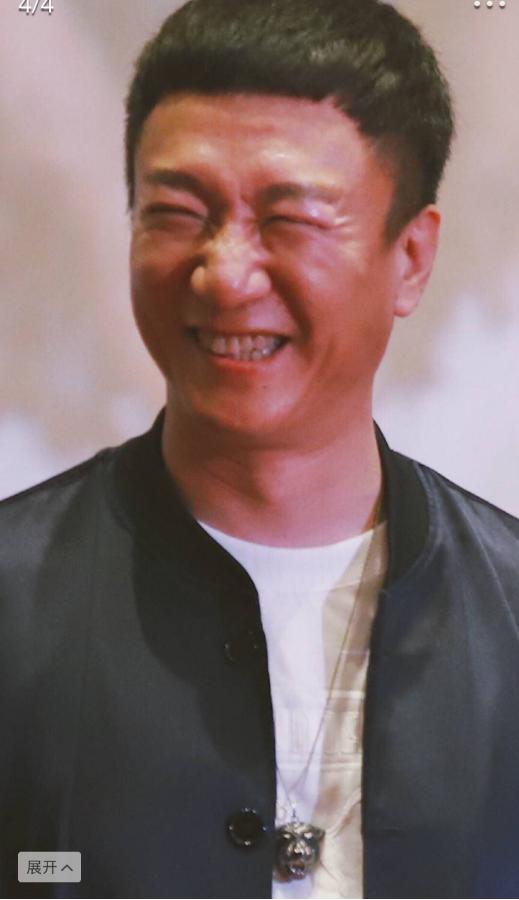 某现场孙红雷被拍笑到没眼睛!自己称被黑,但其他照片严重打他脸
