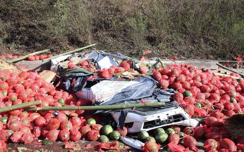 女司机胡乱变道, 刚提的新车被20吨西瓜压扁