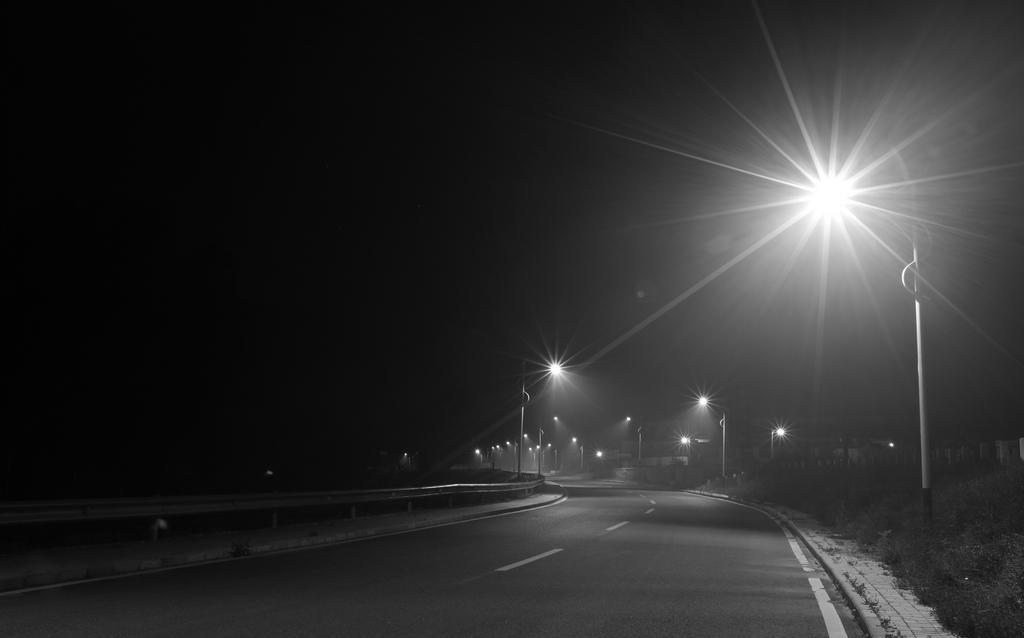 (三)夜,狐狸,美女匆匆走出网吧时,我看了眼手机时间,已经是晚上十二点