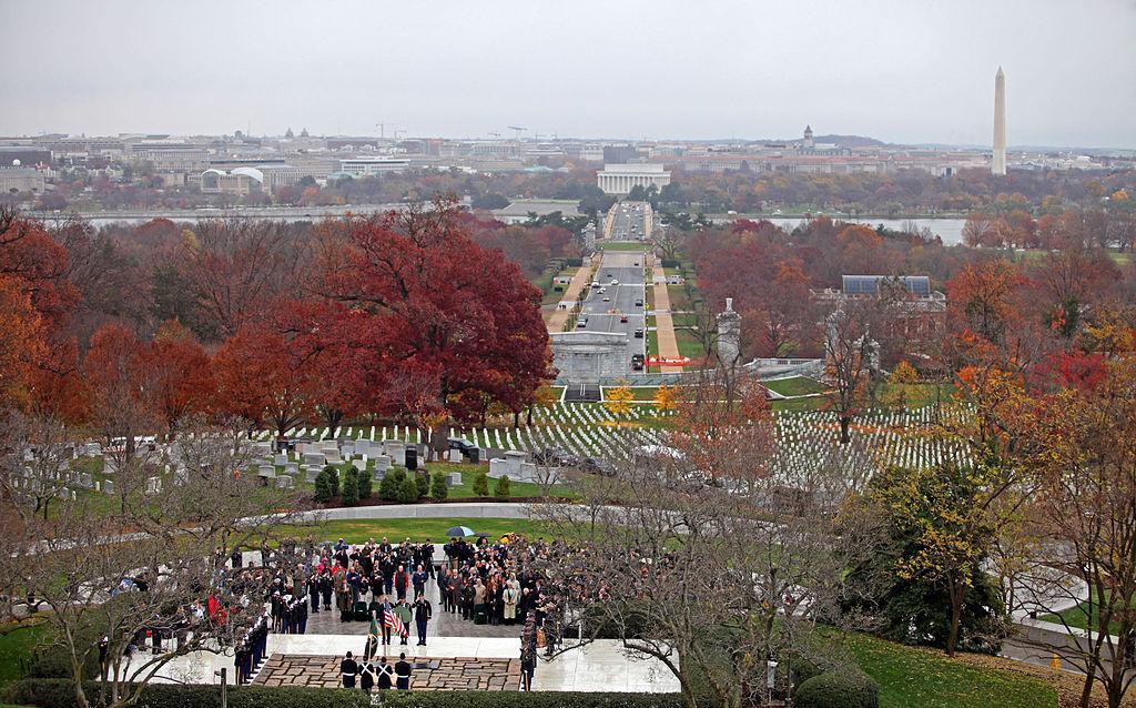 虽然阿灵顿公墓是一座墓地,但是这座公墓却像一座公园那样的美丽和