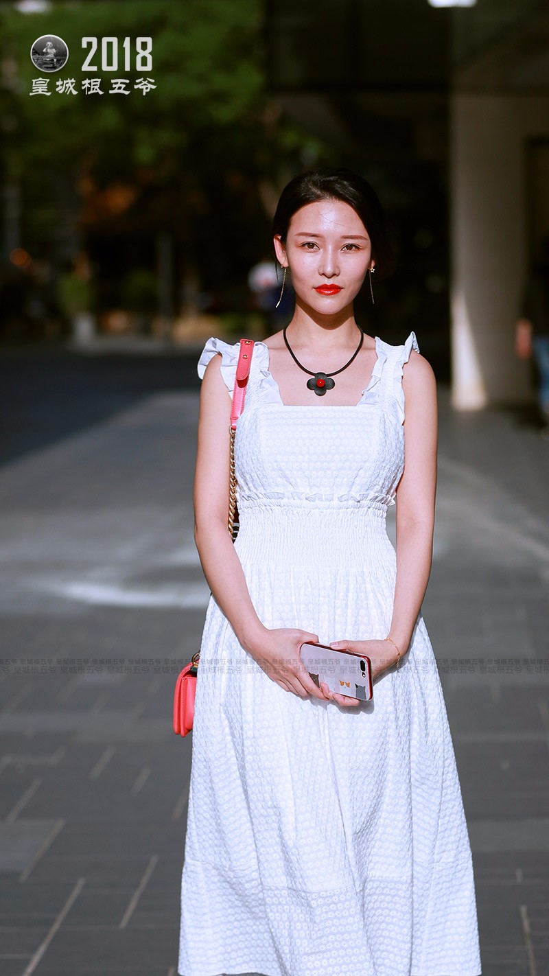 街拍:三里屯街头靓丽养眼的时尚美女