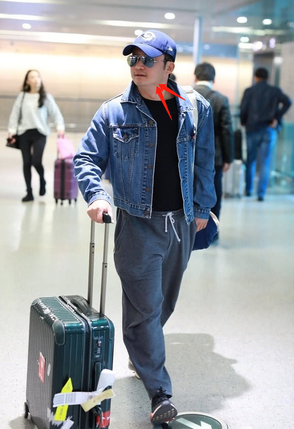 吴京术后首现身脸形圆润还胖出双下巴但硬汉魅力依旧不受影响