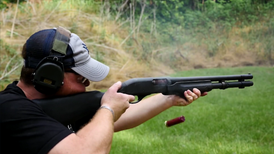 最为经典的雷明顿m870霰弹枪,可靠性极高 备受老外欢迎