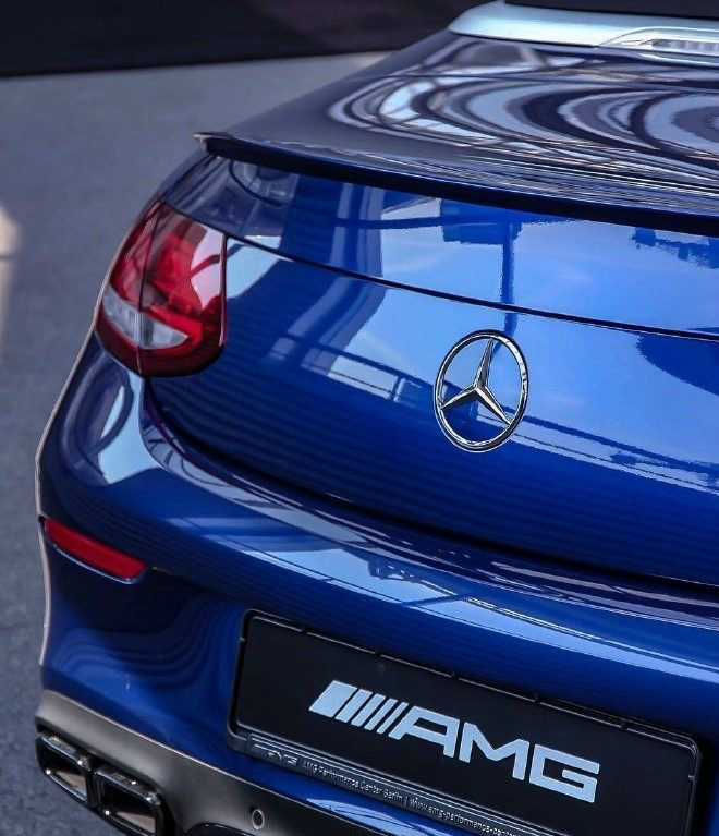 颜控福利,这三辆奔驰车太漂亮,车身全是大海的颜色