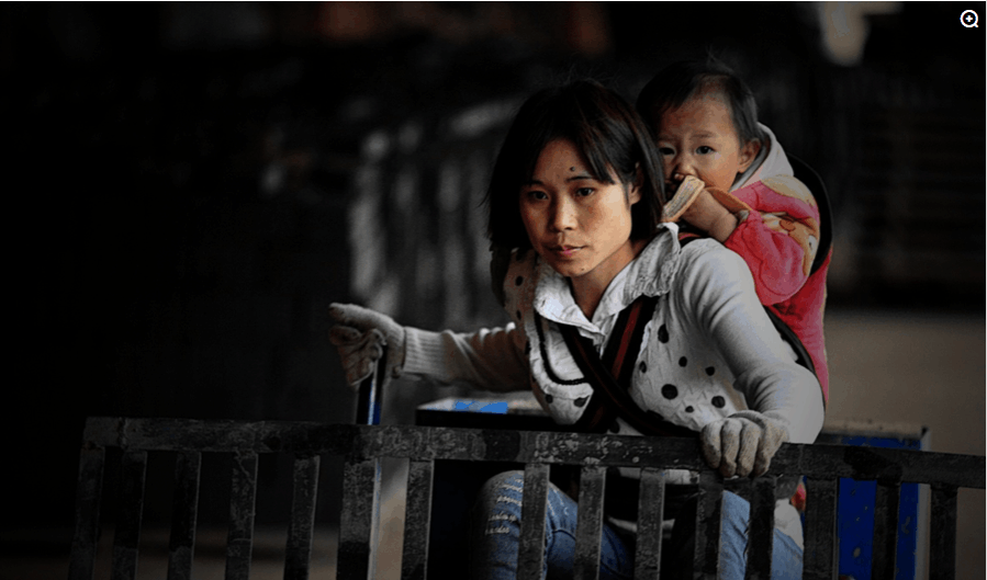 丈夫外出打工, 农村妻子带孩子到这里干活, 网友: 生活不易