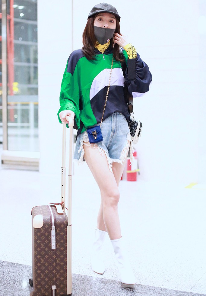 36岁秦岚现身机场被拍,这破洞牛仔裤太个性,网友:欣赏不来!